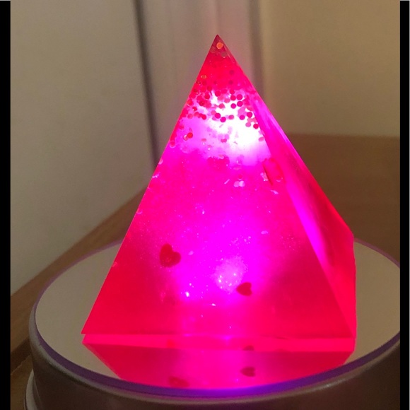 Other - 💝Gorgeous handmade Pyramid w floating hearts